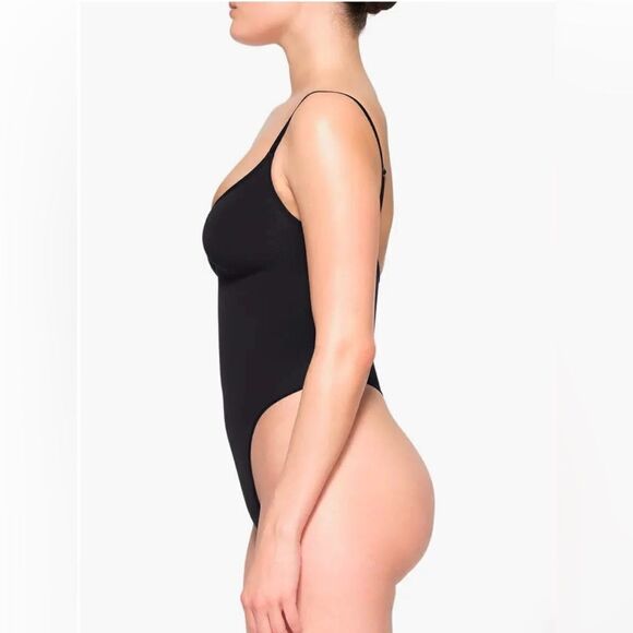 SKIMS NWT Seamless Sculpt Thong Bodysuit size M in the color Onyx - Picture 3 of 5